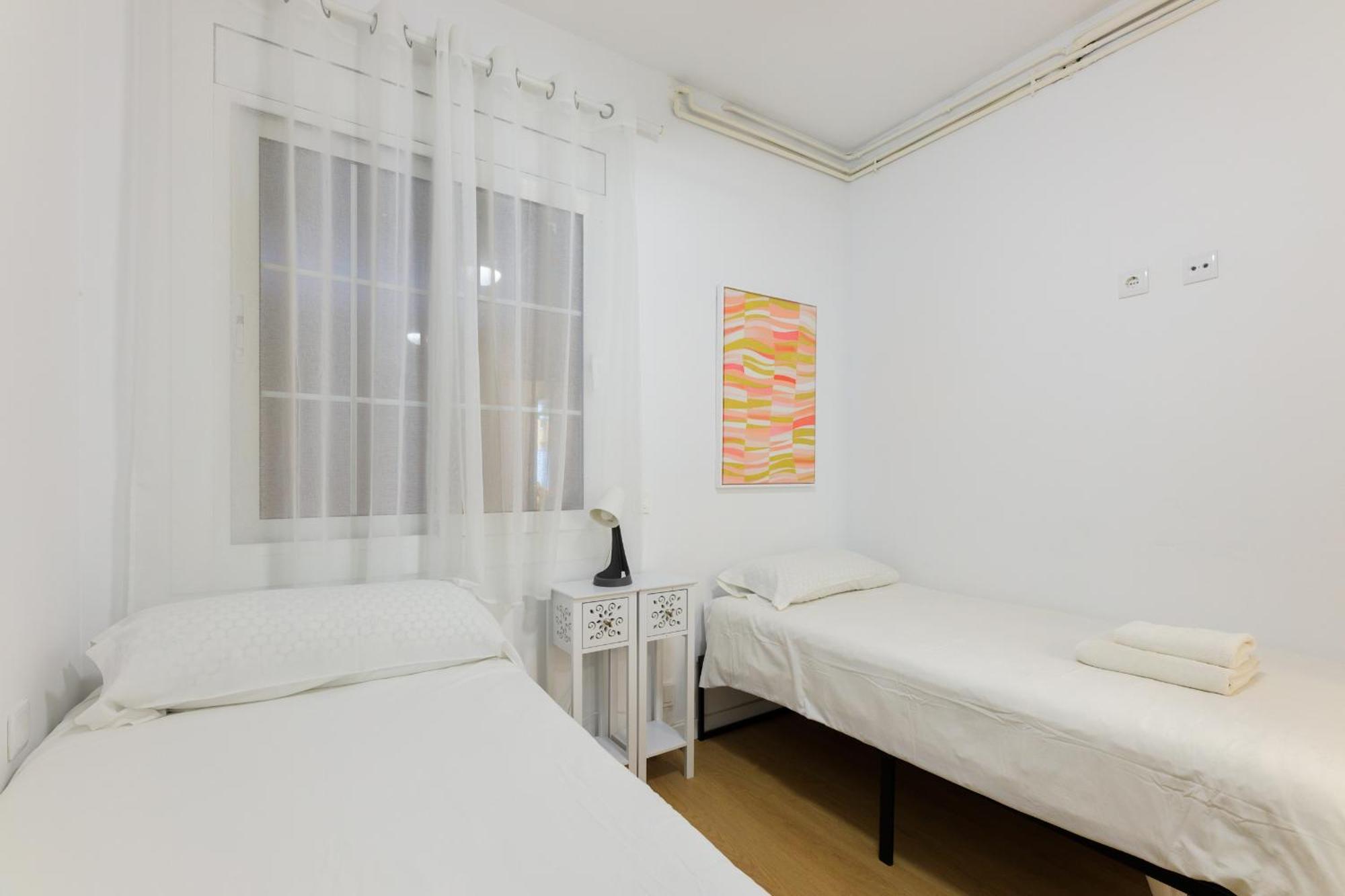Aparteasy - Private Terrace, 3 Bedrooms, Eixample Barcellona