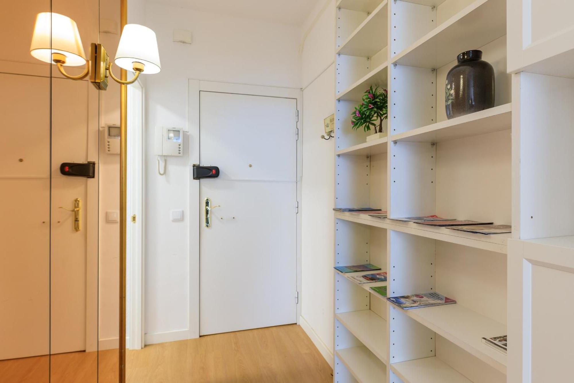 Aparteasy - Private Terrace, 3 Bedrooms, Eixample Barcellona