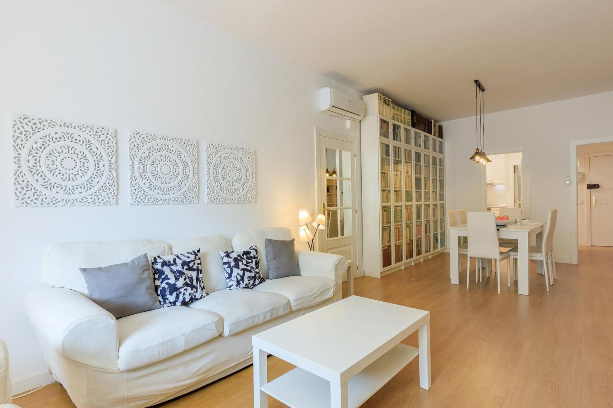Aparteasy - Private Terrace, 3 Bedrooms, Eixample Barcellona